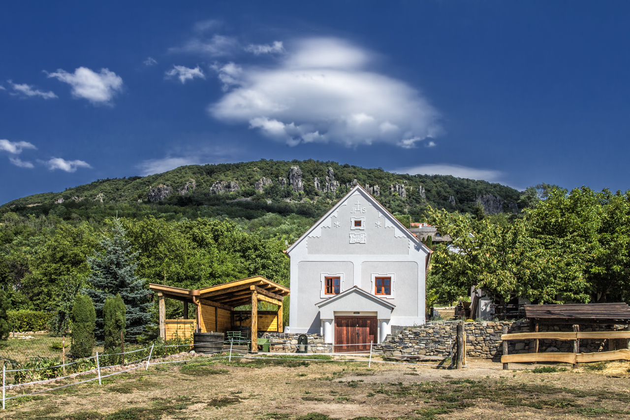 Bazaltoszlopok és bárányfelhők tövében
